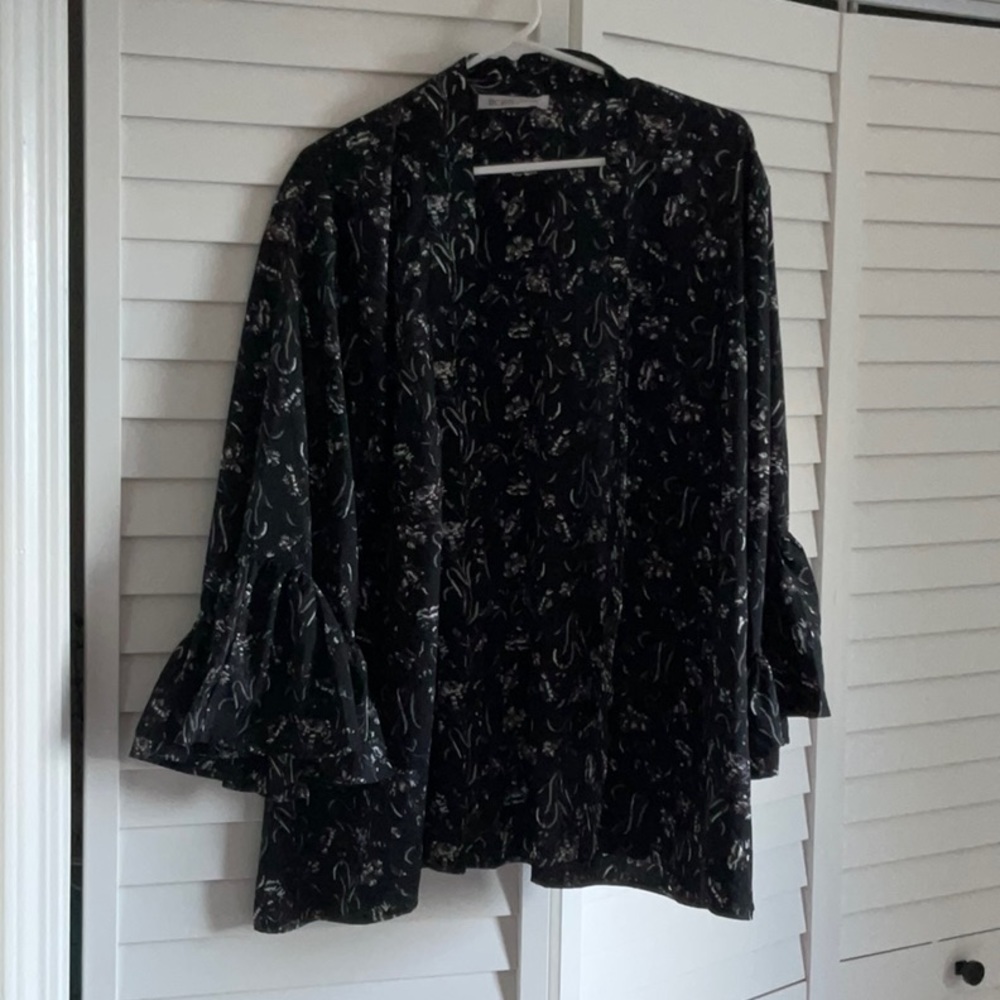 BCBG Black and white flowered kimono OS